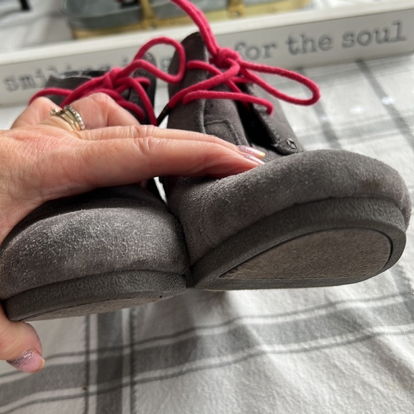 TOMS BOOTS LIKE NEW. SZ 9 gray/red - Picture 5 of 7